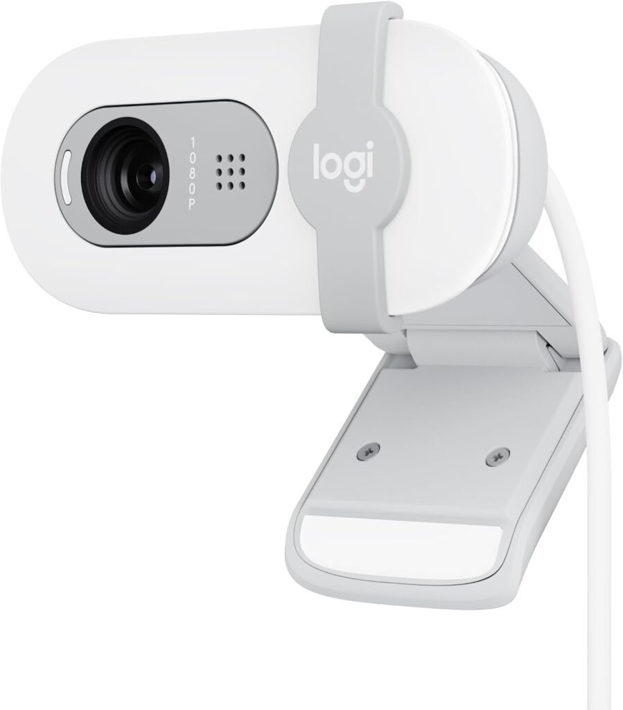 webcam full hd logitech brio 100 com microfone integrado, proteção de privacidade, correção automática de luz e conexão usb a branco